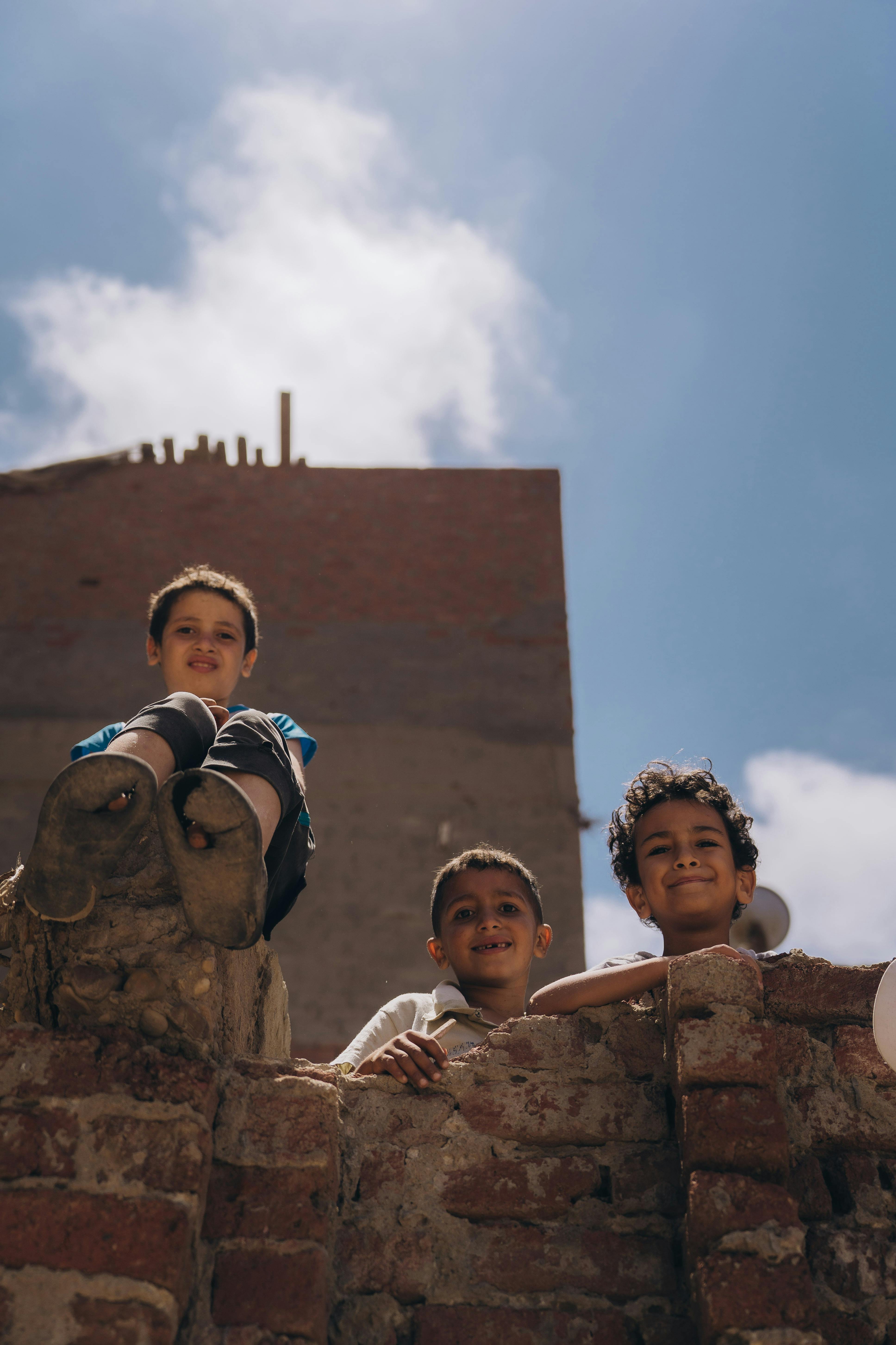 Children receiving food aid